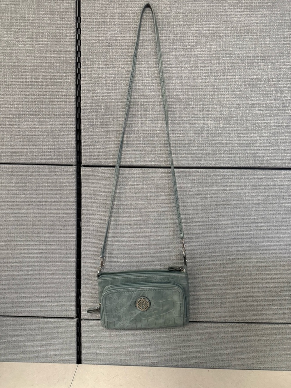 Relic Green Crocodile Embossed Crossbody Bag Logo Accent Zip Women